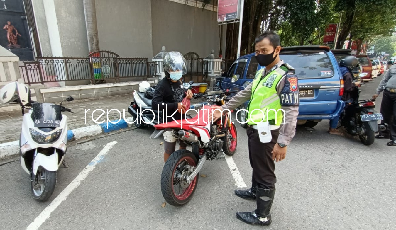 RAZIA KNALPOT - Sejumlah anggota Satuan Lantas, Polres Ponorogo saat razia dan menindak terhadap pengendara motor yang masih memakai knalpot brong san tidak sesuai spek di Alun-Alun Ponorogo, Rabu (26/05/2021). 