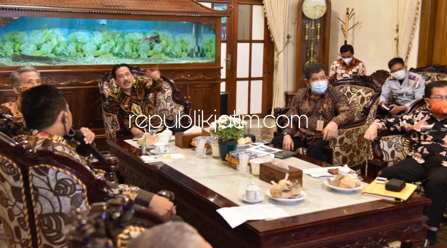 RAKOR - Plt Bupati Sidoarjo, Nur Ahmad Syaifuddin memimpin Rapat Koordinasi (Rakor) penerapan Pembatasan Sosial Berskala Besar (PSBB) Tahap Tiga di Pendopo Delta Wibawa, Selasa (26/05/2020).