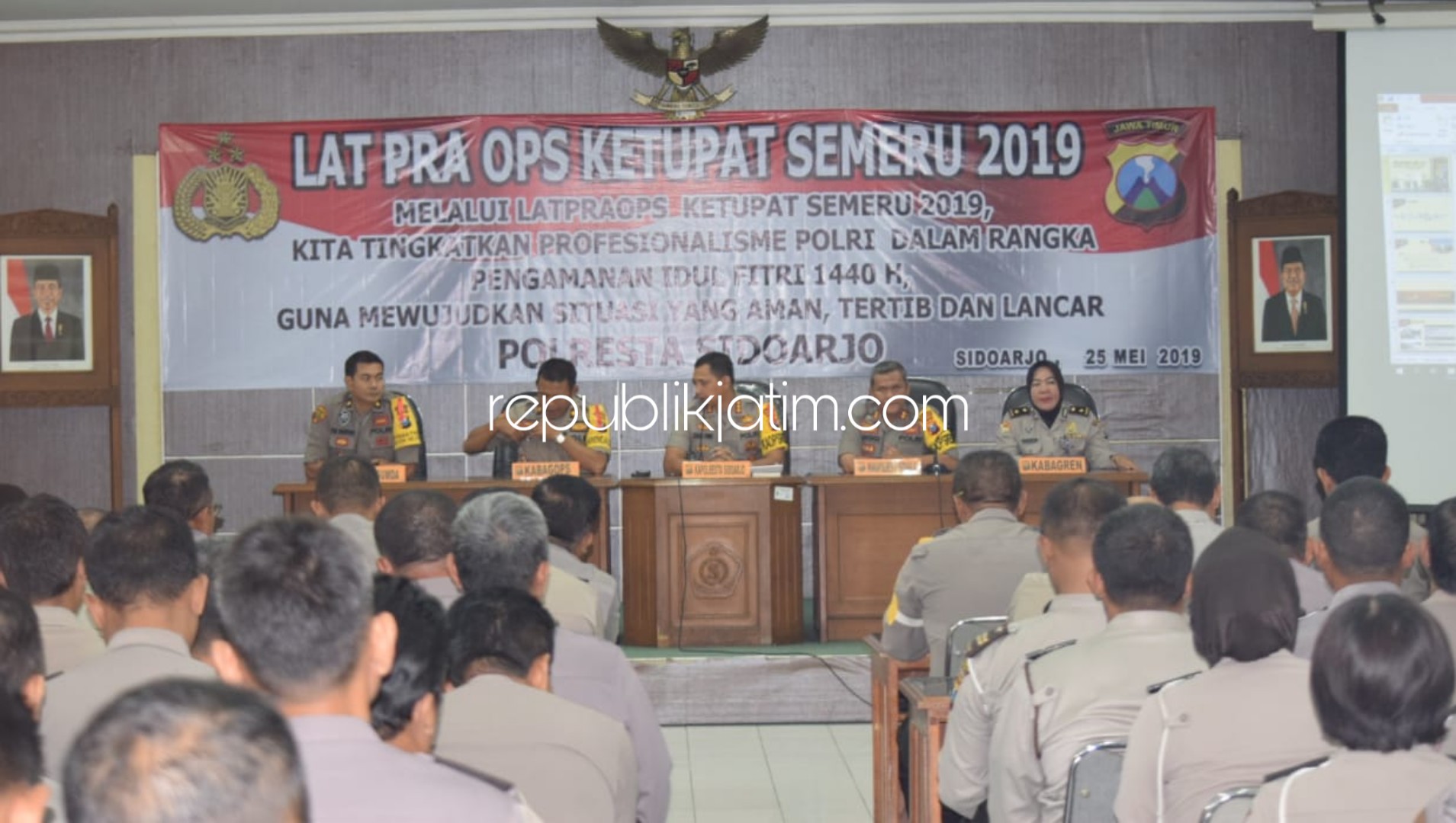 PAPARAN - Kapolresta Sidoarjo, Kombes Pol Zain Dwi Nugroho menyampaikan paparannya dihadapan para anggotanya dalam Latpra Ops Ketupat Semeru 2019 di gedung Delta Graha, Pemkab Sidoarjo, Sabtu (25/05/2019).