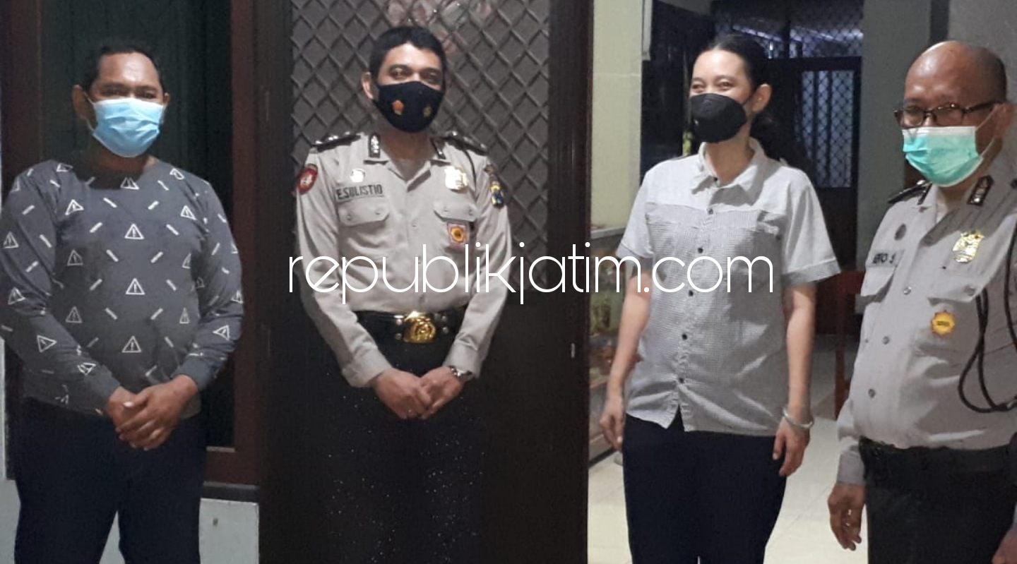 WAISAK - Pandemi Covid-19 yang masih berlangsung membuat ibadah Hari Raya Waisak 2021 digelar secara berbeda di seluruh Wihara yang ada di Sidoarjo banyak melakukan ibadah secara virtual, Rabu (26/5/2021).