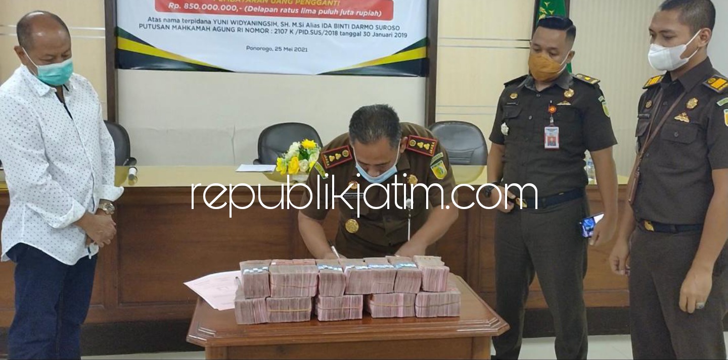 EKSEKUSI UANG - Keluarga mantan Wabup Ponorogo, Yuni Widyaningsih terpidana kasus dugaan korupsi DAK Pendidikan 2012- 2013 menyetorkan uang pengganti sebesar Rp 850 juta ke Kejari Ponorogo, Selasa (25/05/2021).