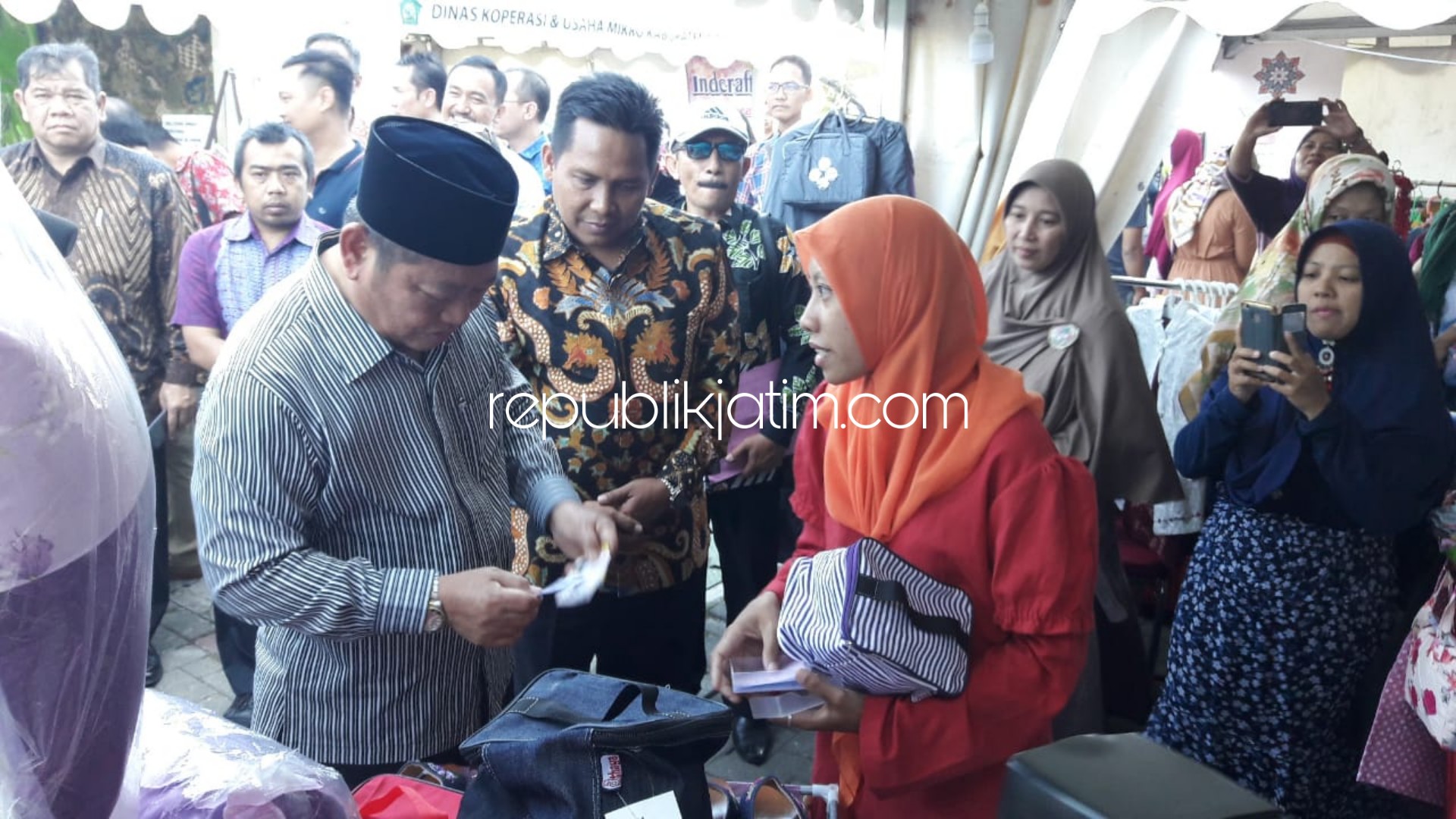 CEK - Bupati Sidoarjo, Saiful Ilah didampingi Kepala Dinas Koperasi dan Usaha Mikro Pemkab Sidoarjo, Ainur Rahman mengecek puluhan stan milik para pengusaha baru di kawasan Lippo Mall Sidoarjo, Sabtu (25/05/2019).