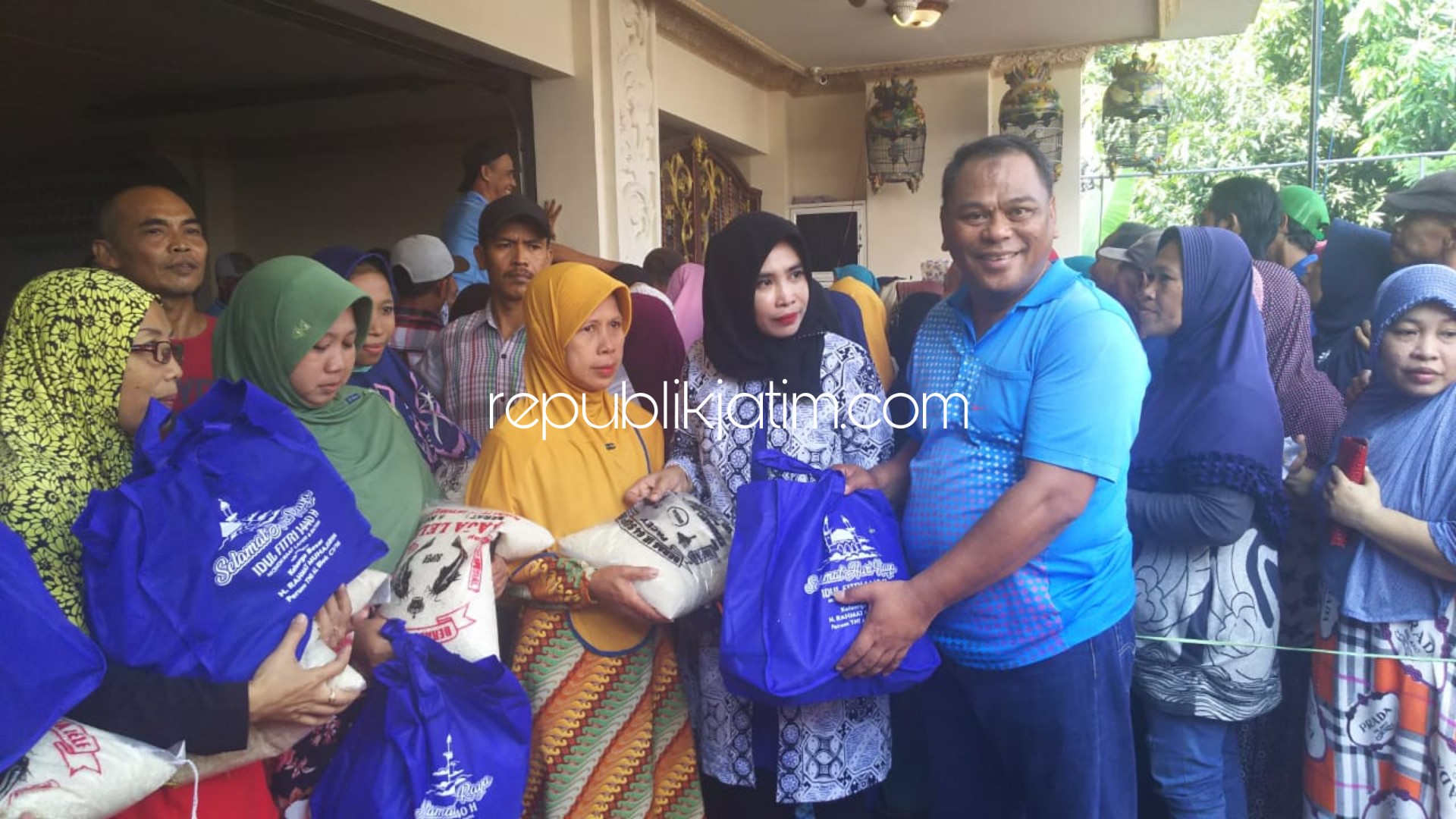 BAGI-BAGIKAN - Caleg Terpilih DPR RI, Rahmat Muhajirin dan Caleg DPRD Sidoarjo, Mimik Idayana membagikan 3.500 paket sembako untuk 6 warga desa se Kecamatan Candi, Minggu (26/05/2019) petang.