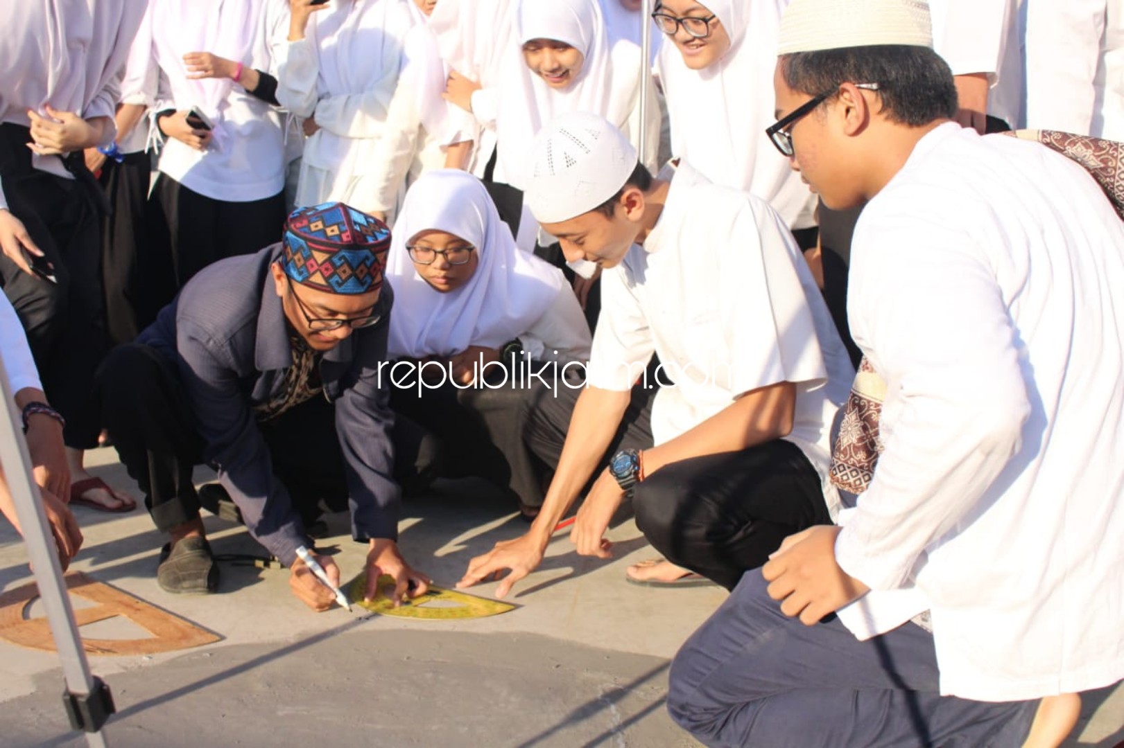 KIBLAT - Sejumlah siswa SMA Muhammadiyah 1 Taman (Smamita) Sidoarjo mengikuti materi penentuan arah kiblat saat pelaksanaan Darul Arqom di Rooftop (lantai 9) Smamita Tower, Senin (27/05/2019) sore.