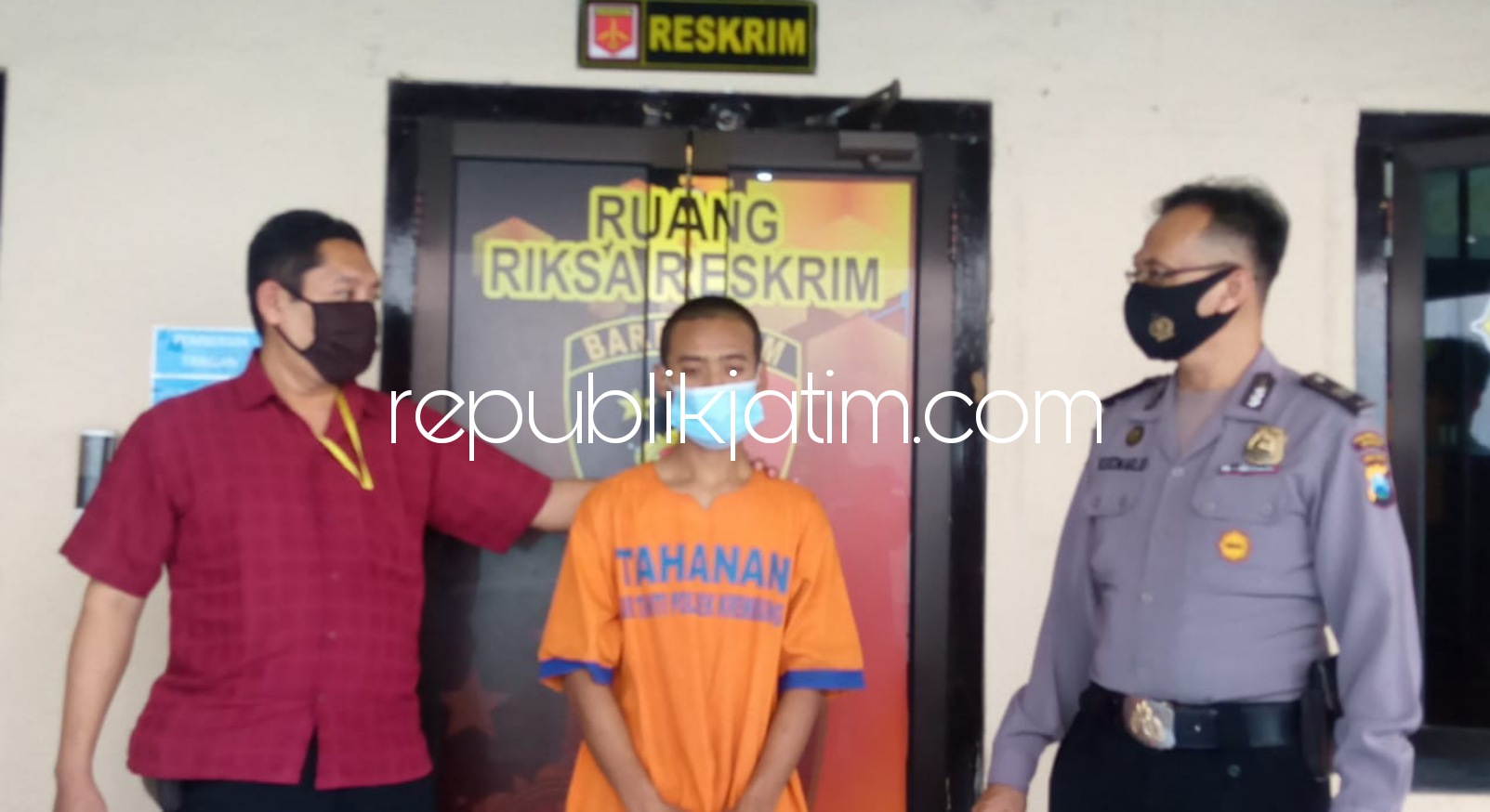DITAHAN - Tersangka penipuan dan penggelapan, Arga Bagus Setiawan saat digelandang dan ditahan petugas Polsek Krembung, Kamis (27/05/2021).