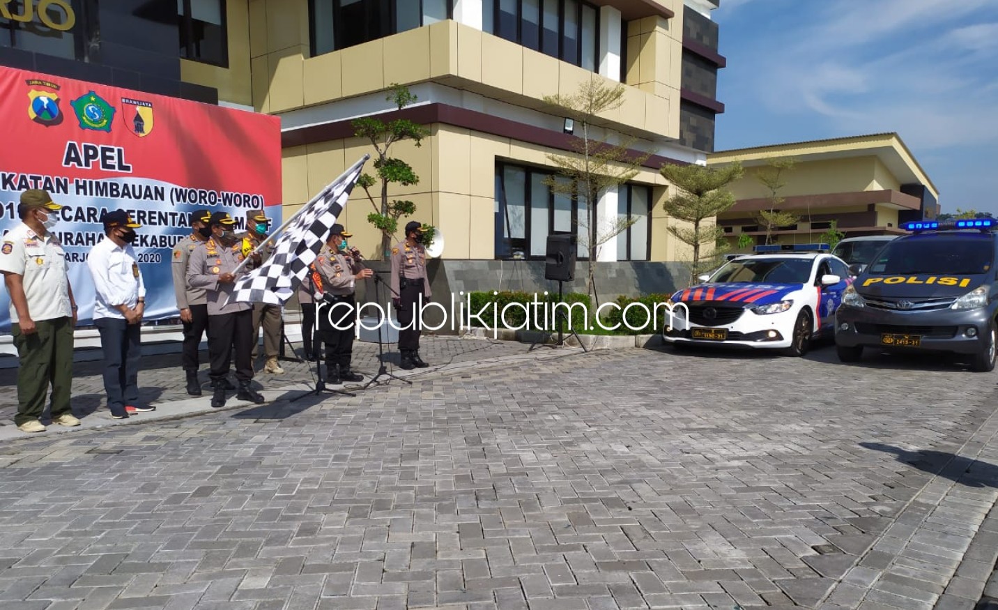 BERANGKATKAN - Kapolresta Sidoarjo Kombes Pol Sumardji saat memberangkatkan kendaraan public address di halaman Polresta Sidoarjo bersama Kepala Dishub dan Kepala Satpol PP Pemkab Sidoarjo, Rabu (27/05/2020).