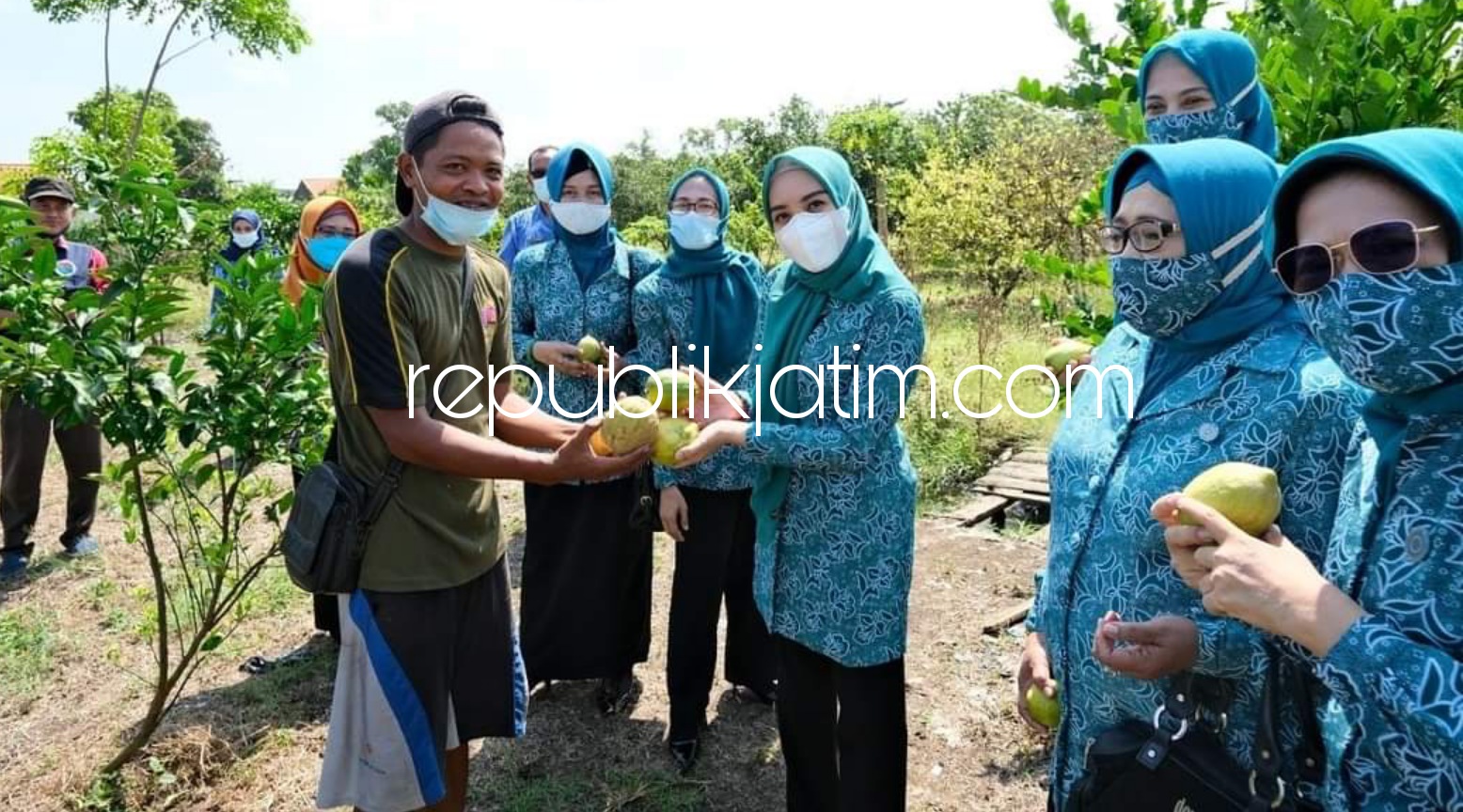 OPTIMIS - Ketua TP PKK Sidoarjo, Ny Sa'adah Ahmad Muhdlor Ali optimis Desa Sambibulu menjadi juara lomba desa dan kelurahan se Jatim yang diselenggarakan Dinas Pemberdayaan Masyarakat Dan Desa Provinsi Jawa Timur Tahun 2021, Rabu (26/05/2021).