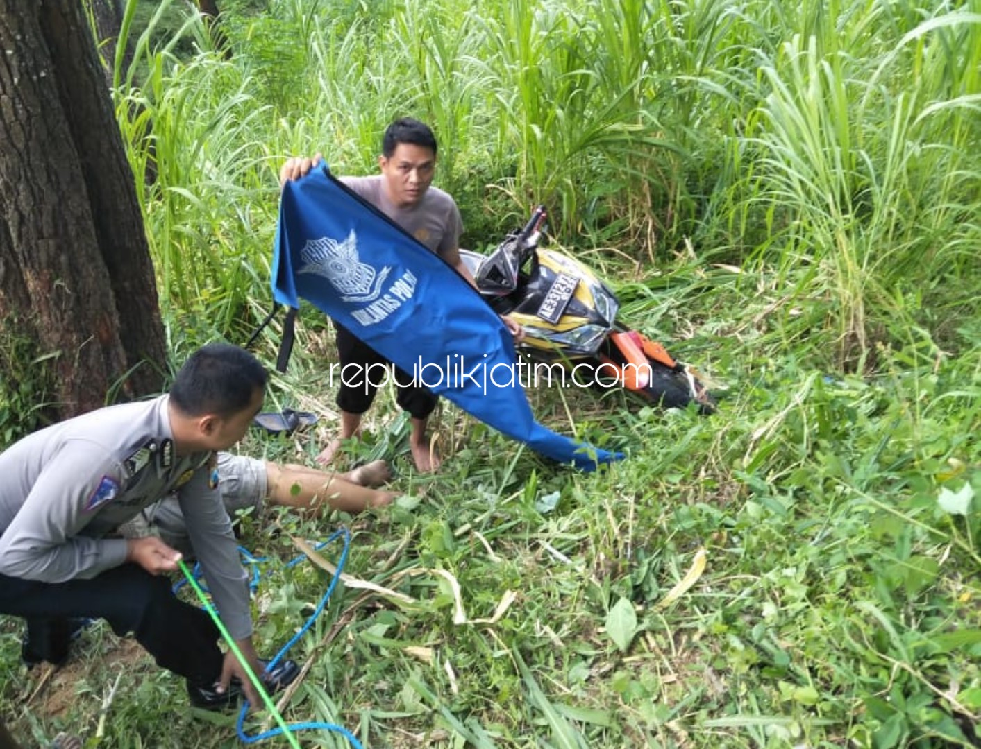 EVAKUASI - Sejumlah anggota Lantas mengevakuasi jenazah Sudarono yang tewas di jalur tengkorak JL Raya Bungkal - Ngrayun, Desa Pelem, Kecamatan Bungkal, Ponorogo, Senin (27/05/2019) sore.