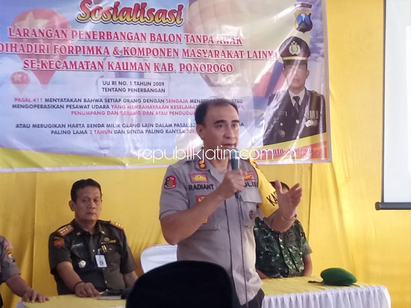 LARANGAN - Kapolres Ponorogo, AKBP Rahdiant mensosialisasikan larangan penerbangan balon udara tanpa awak di Polsek Sumoroto, Senin (27/05/2019).