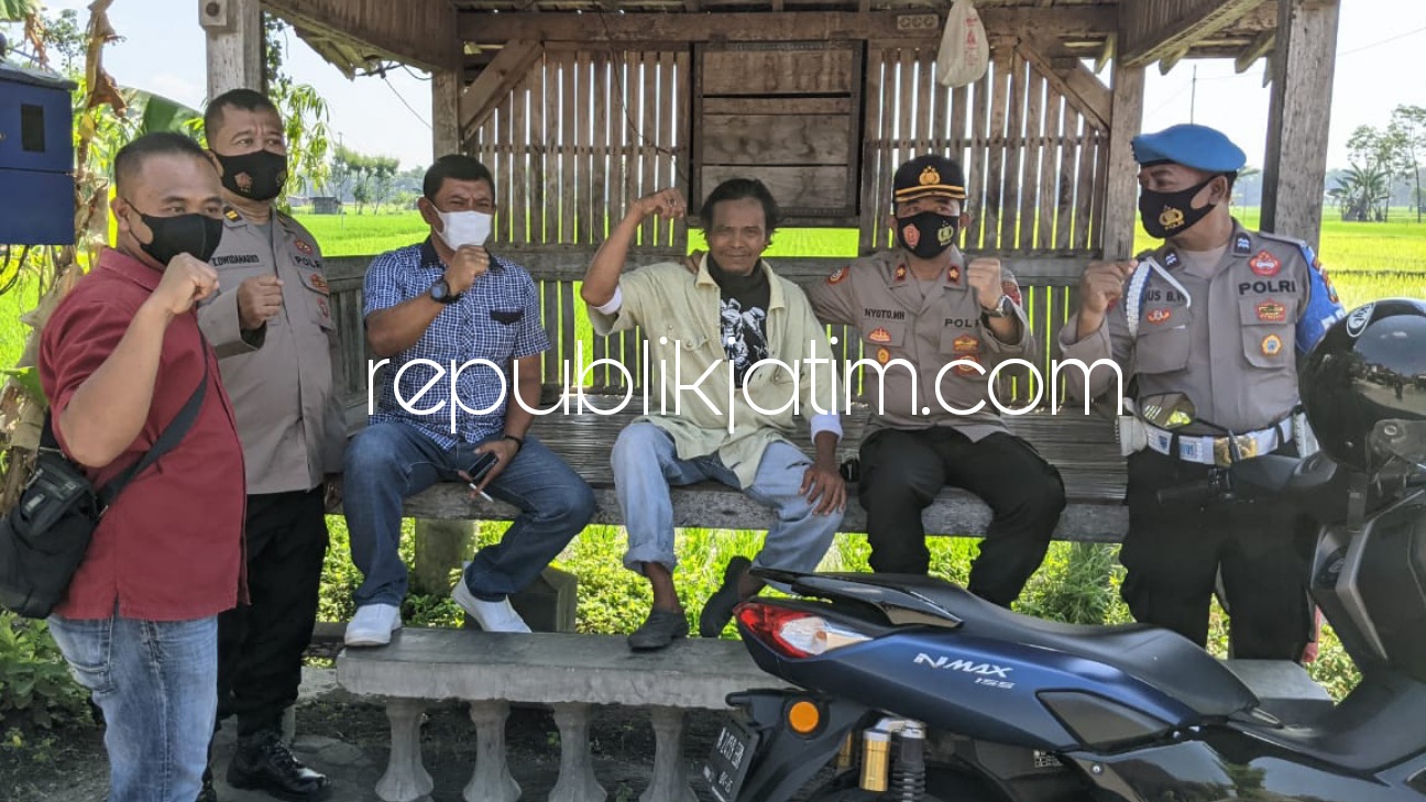 NGAMUK - Kapolsek Somoroto, Kompol Nyoto bersama anggotanya saat menaklukkan orang gila mengamuk dengan membawa sajam di Desa/Kecamatan Kauman, Ponorogo, Kamis (27/05/2021). 