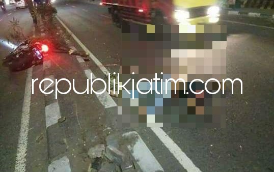 TEWAS MENGENASKAN - Kondisi korban kecelakaan, Wawan Satrio (21) warga Desa Sumput, Kecamatan Sidoarjo yang menabrak median jalan dan ditabrak mobil dari arah berlawanan, Senin (28/05/2018) pagi.
