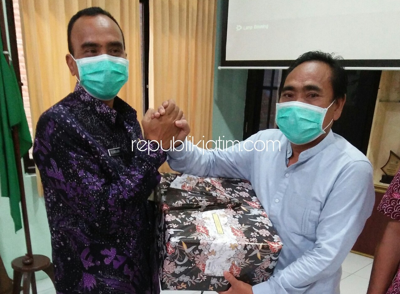 TALI ASIH - Sekcam Wonoayu, Gundari menyerahkan tali asih kepada Camat Wonoayu, Abdul Kifli karena hendak memasuki masa pensiun per 1 Juni 2020, Kamis (28/05/2020).