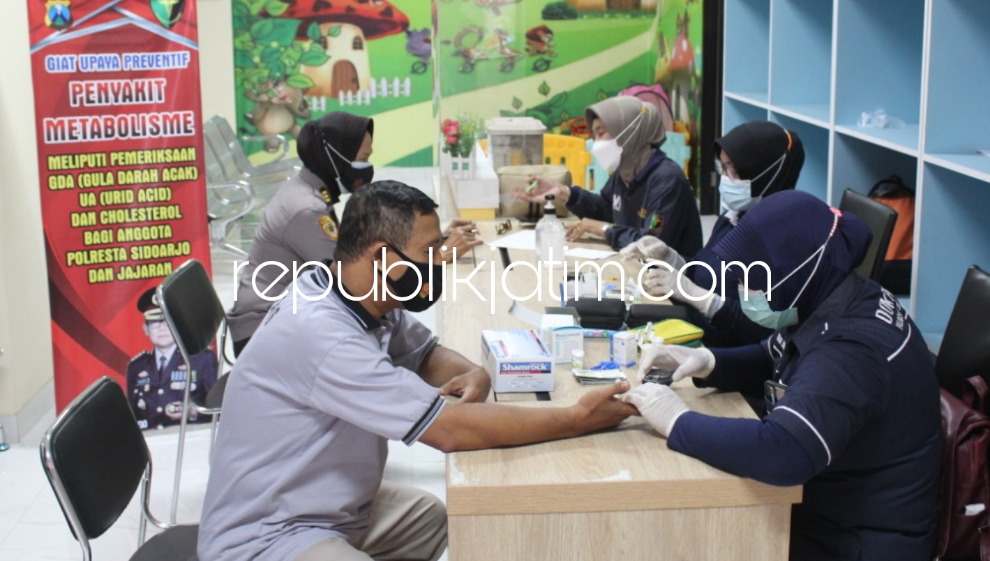 CEK KESEHATAN - Urusan Kesehatan (Urkes) Polresta Sidoarjo mengecek kesehatan anggota sebagai bentuk kepedulian Polresta Sidoarjo terhadap anggotanya, Jumat (28/05/2021).