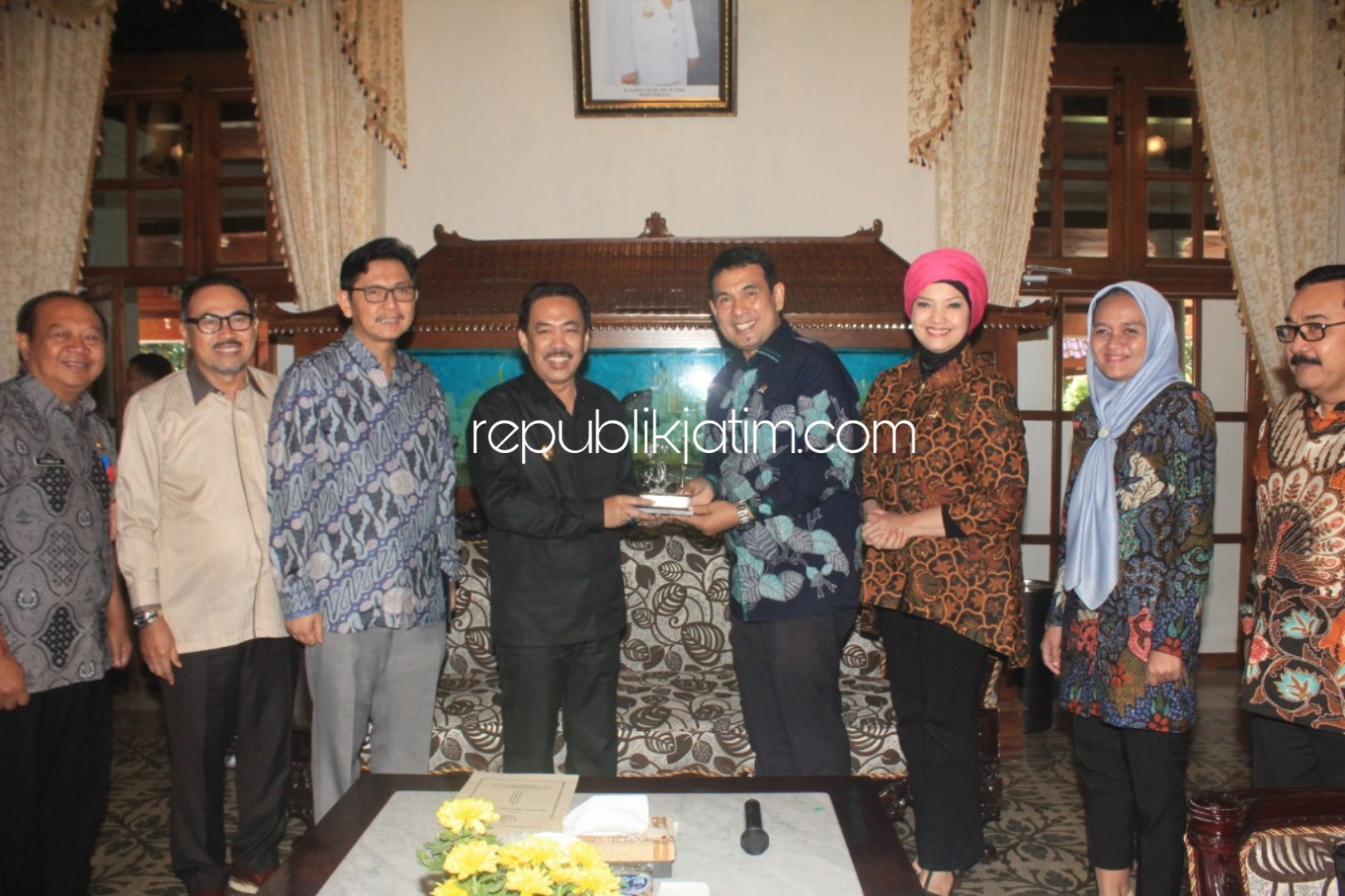 KUNJUNGAN - Wabup Sidoarjo, Nur Ahmad Syaifuddin menemui para anggota Komisi X DPR RI Bidang Ekonomi Kreatif yang berkunjung ke Sidoarjo, Selasa (28/05/2019).