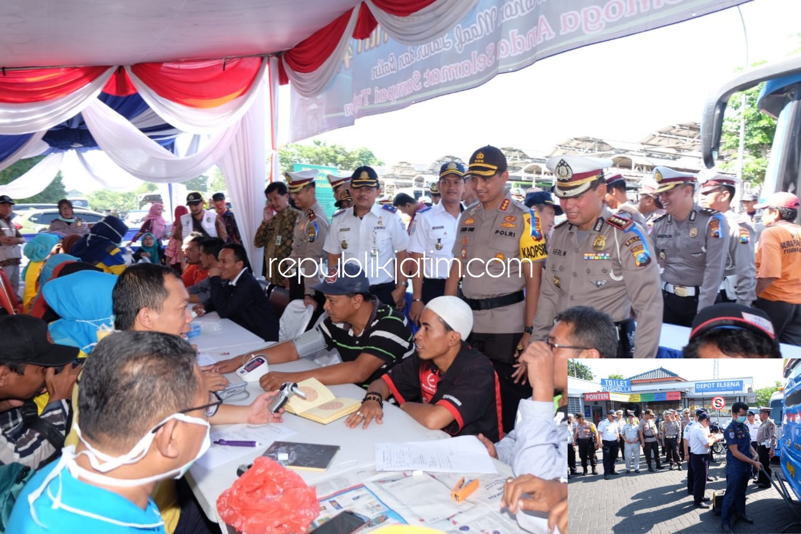 TES URINE - Kapolresta Sidoarjo, Kombes Pol Zain Dai Nugroho dan Dirlantas Polda Jatim, Kombes Pol Heri Wahono sidak Terminal Purabaya Bungurasih bersamaan tes urine kru bus, Selasa (28/05/2019).