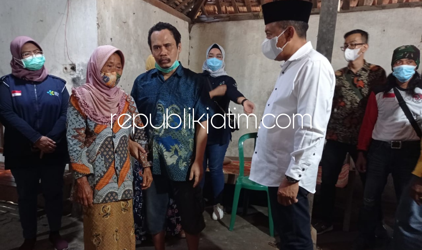 LEPAS - Bupati Ponorogo, Sugiri Sancoko melepas gembok rantai yang melilit kaki kiri Edi Rohmat (39) ODGJ warga Dusun Wotan, Desa Ngumpul, Kecamatan Balong, Ponorogo dan menyerahkan bantuan ke Ny Parmi (55) serta dirujuk rumah sakit, Jumat (28/05/2021).