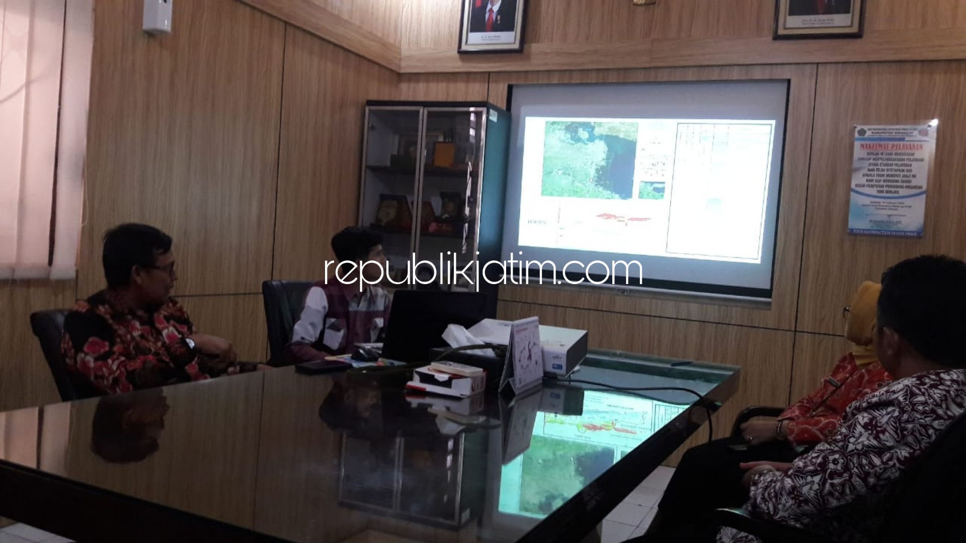PAPARAN - Kepala DPM PTSP Pemkab Sidoarjo, Ari Suryono dan Ketua IAGI Jatim, Handoko Teguh Wibowo soal Geopark dilahan luapan Lumpur Sidoarjo, Selasa (28/05/2019).