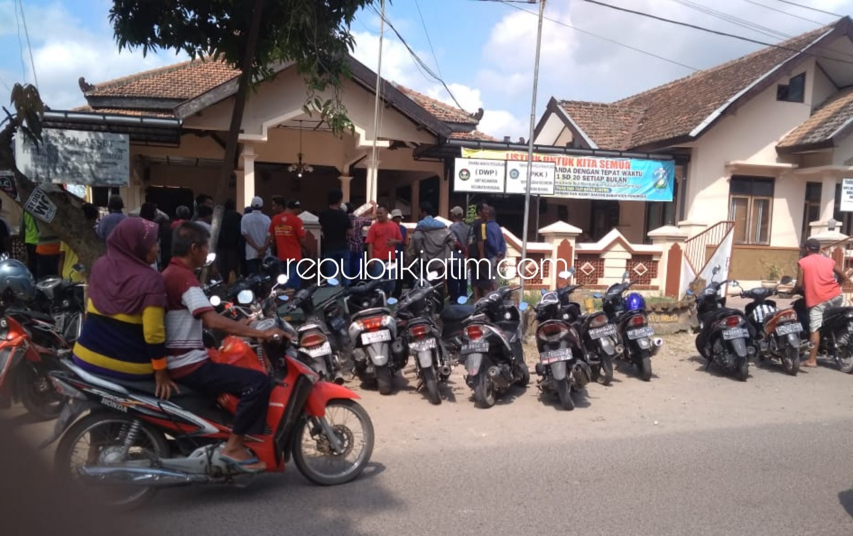 LURUK - Ratusan warga Desa Pager, Kecamatan Bungkal, Ponorogo meluruk kantor kecamatan lantaran adanya selisih 2 suara, Selasa (28/05/2019).
