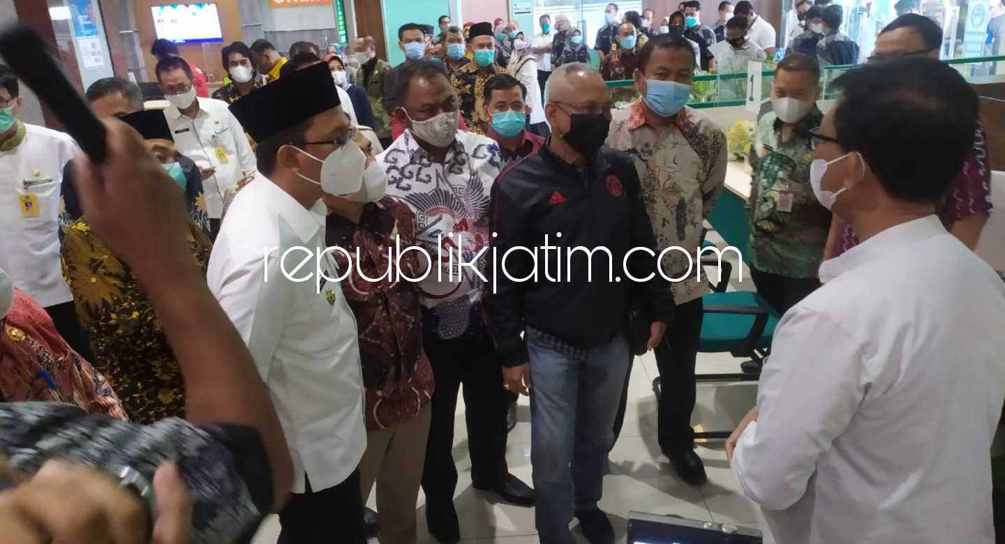 KUNJUNGAN - Bupati Sidoarjo, Ahmad Muhdlor Ali (Gus Muhdlor) mendampingi anggota dan pimpinan Komisi II DPR RI saat berkunjung ke Mall Pelayanan Publik (MPP) di Lingkar Timur, Sidoarjo, Jumat (28/05/2021).
