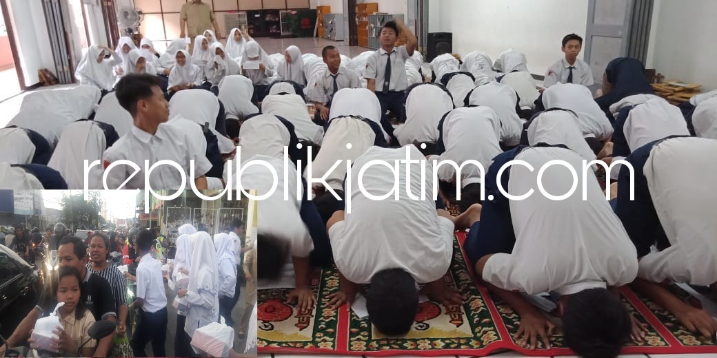 SUJUD SYUKUR - Sebanyak 68 siswa dan siswi SMP Al Muslim yang dinyatakan lulus langsung sujud syukur dan membagikan 200 bingkisan takjil di JL Raya Wadungasri, Kecamatan Waru, Sidoarjo, Senin (28/05/2018) petang.