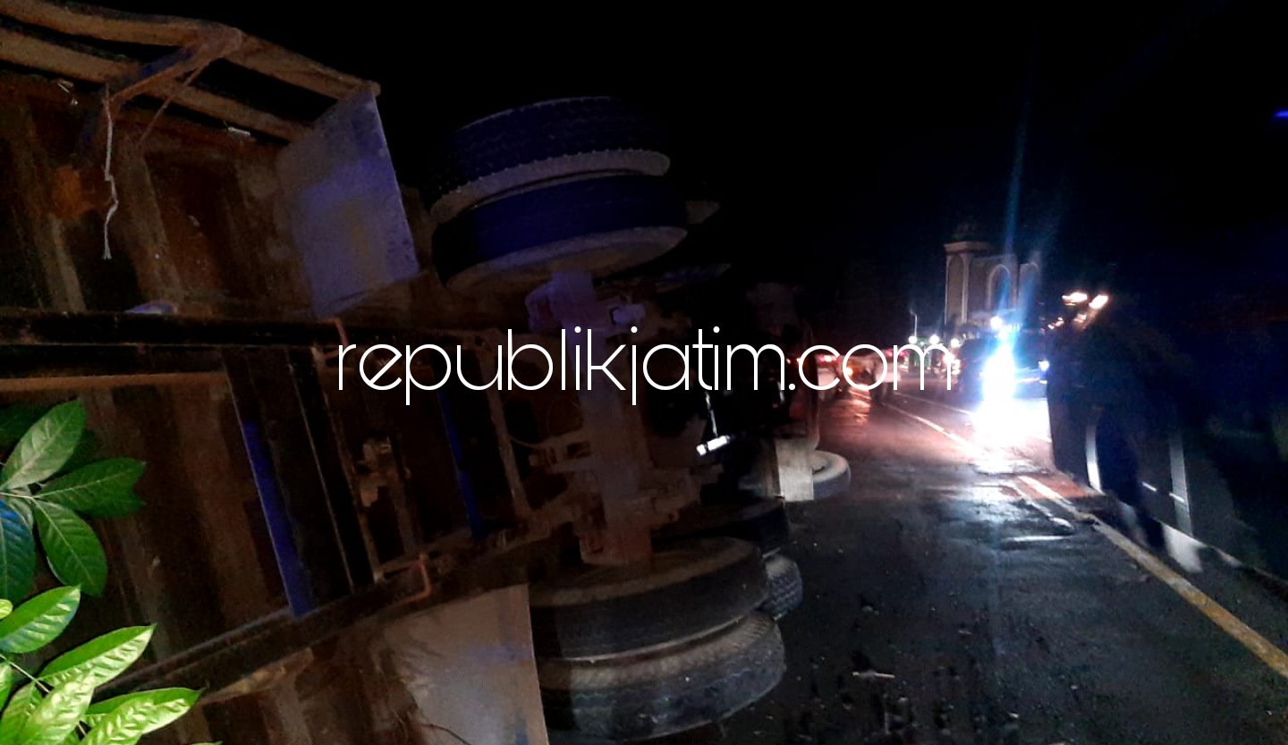 ATUR LALIN - Anggota Unit Lantas Polsek Balongbendo, Bripka Danang Wahyu bersama tim relawan Balongbendo mengatur lalu lintas, Jumat (28/05/2021) malam.