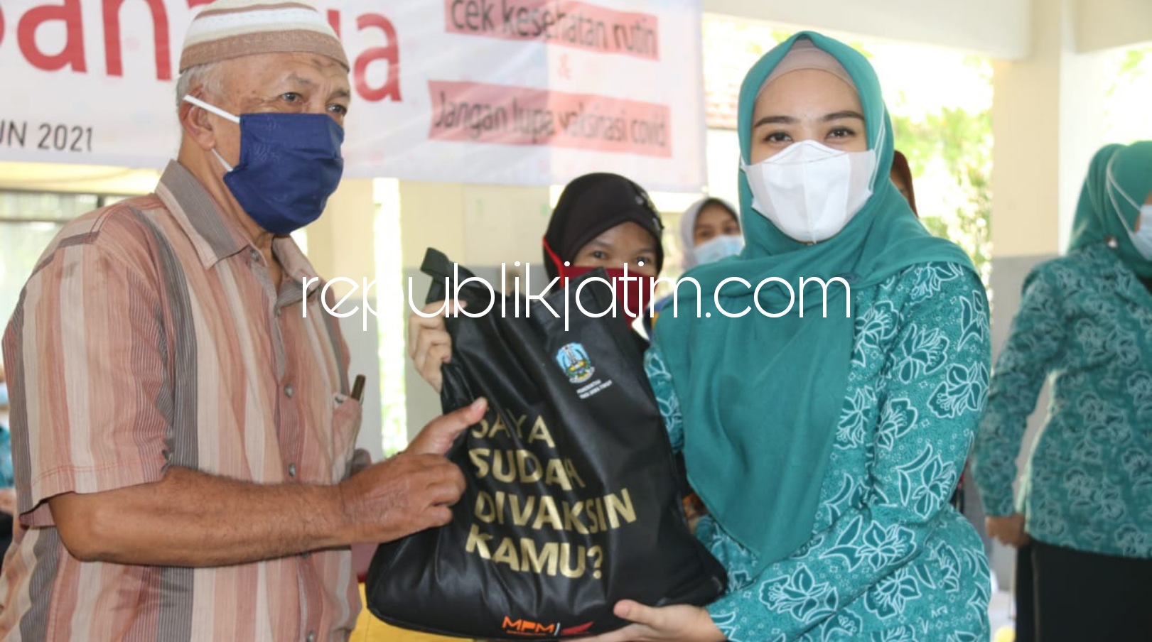 BINGKISAN - Istri Bupati Sidoarjo, Ny Sa'adah Ahmad Muhdlor Ali menyerahkan bingkisan usai vaksinasi Covid-19 bagi 300 lansia yang berasal dari 24 desa/kelurahan se Kecamatan Sidoarjo di Pendopo Kecamatan Sidoarjo, Sabtu (29/05/2021). 