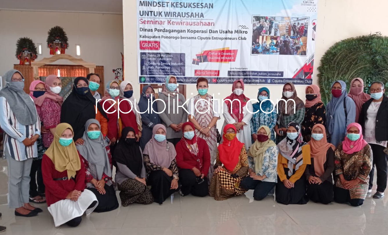 CIPUTRA GROUP - Wakil Bupati Ponorogo, Lisdyarita didampingi Ina Ammania saat menghadiri pelatihan UMKM Ponorogo yang mendapat pembinaan langsung dari Ciputra Enterpreneur Club, Sabtu (29/05/2021). 