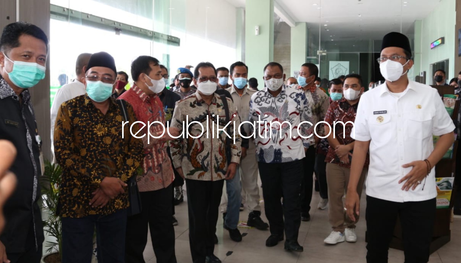 KUNJUNGAN - Anggota dan pimpinan Komisi II DPR RI melakukan kunjungan spesifik soal pelayanan publik di Mall Pelayanan Publik (MPP) di JL Raya Lingkar Timur, Sidoarjo, Jumat (28/05/2022). 