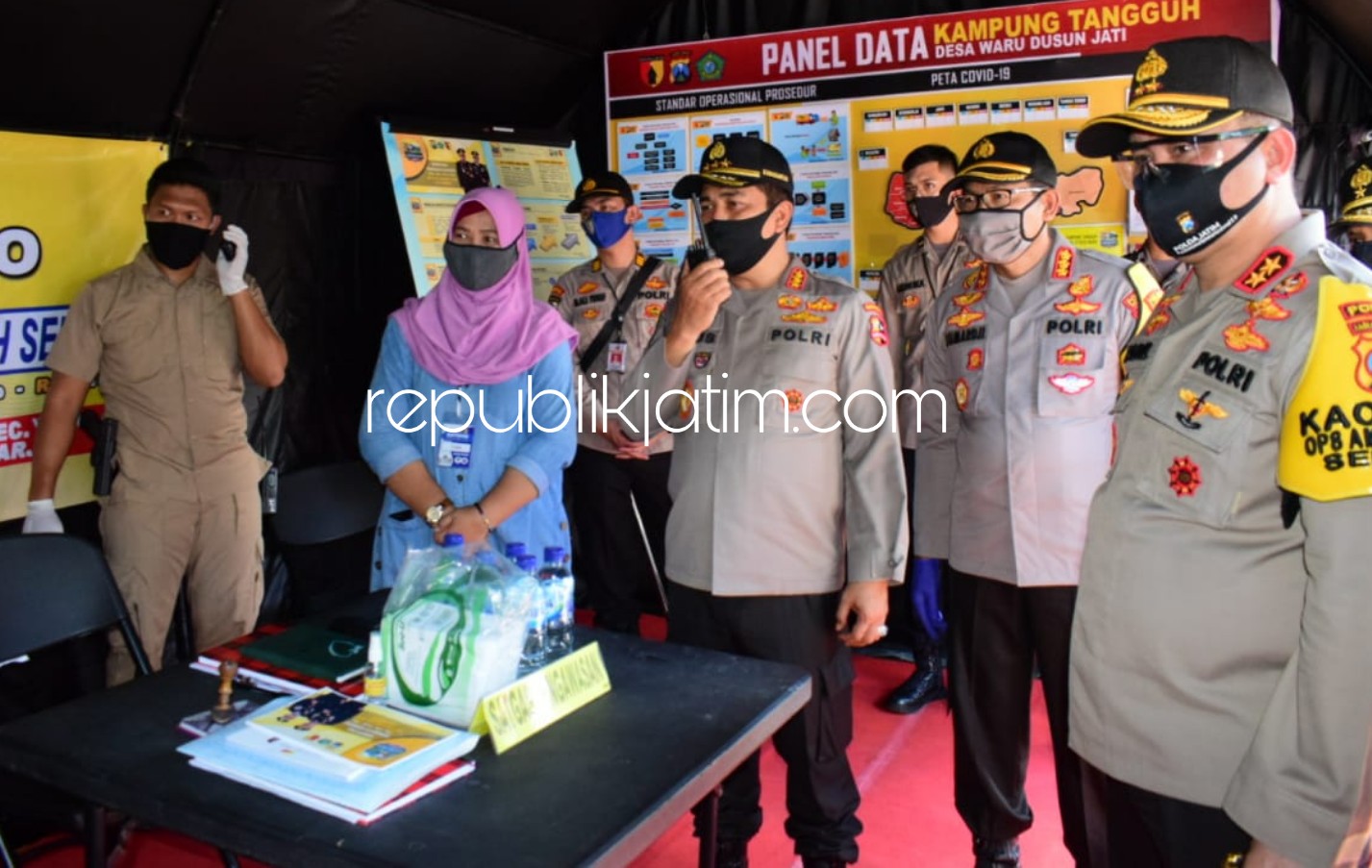 KUNJUNGAN - Kabaharkam Mabes Polri Komjen Pol Agus Andrianto didampingi Kapolda Jatim dan Kapolresta Sidoarjo, Kombes Pol Sumardji saat mengunjungi Kampung Tangguh Semeru Desa/Kecamatan Waru, Sidoarjo, Sabtu (30/05/2020).