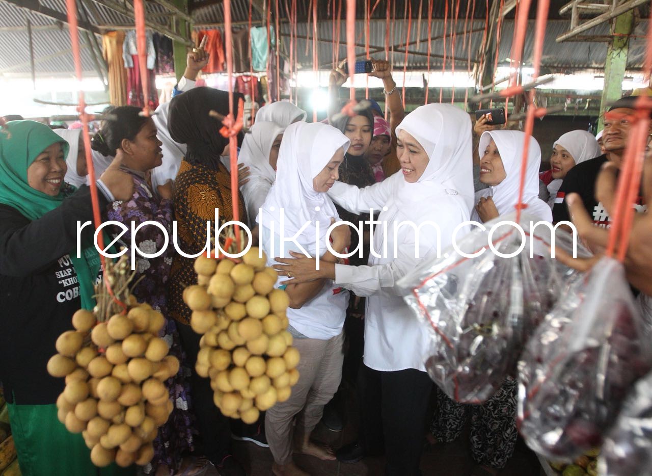 KUNJUNGAN - Cagub Jawa Timur, Khofifah Indar Parawansa mengunjungi pasar Krembung, Sidoarjo dan berjanji meningkatkan infrastruktur yang ada di pasar tradisional itu, Rabu (30/05/2018).