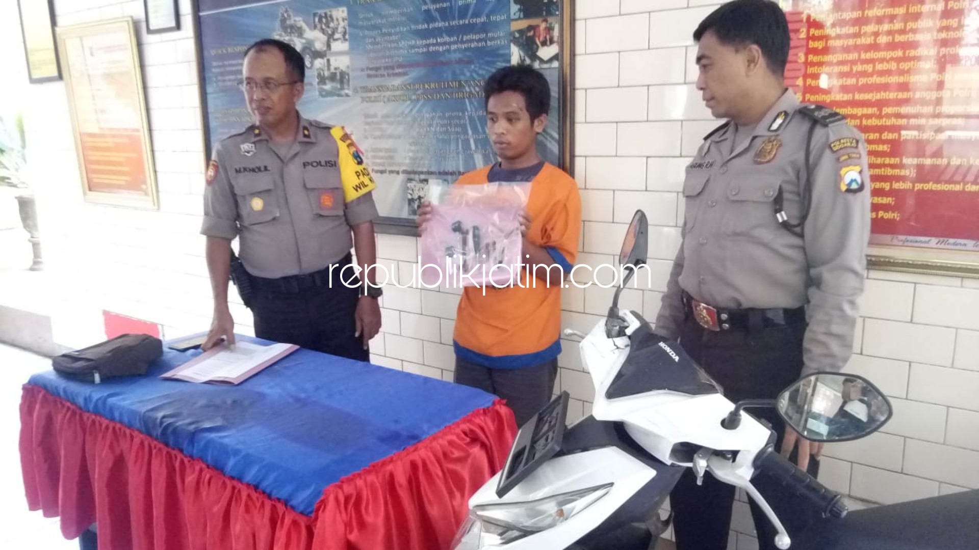 DITAHAN - Tersangka kasus pencurian motor, Mukhamad Suartono (29) warga Tambak Asri Bunga Rampai, Morokrembangan, Surabaya ditahan Polsek Krian beserta barang buktinya, Rabu (29/05/2019).