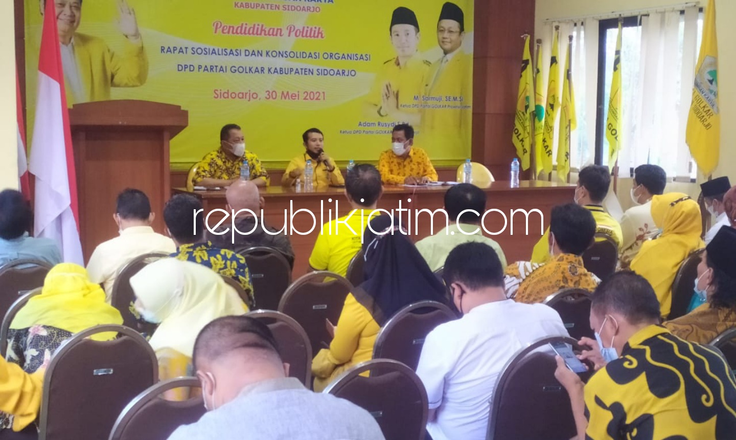 KONSOLIDASI - Ketua DPD Golkar Sidoarjo, Adam Rusydi didamping Sekretaris, Choirul Anam dan Bendahara, M Nizar memimpin konsolidasi sekaligus pembacaan 108 pengurus baru periode 2020 - 2025, Minggu (30/05/2021) sore.