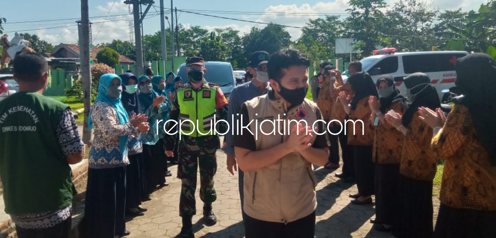 KUNJUNGAN - Wagub Jatim, Emil Dardak Elistianto bersama anggota DPRD Propinsi Jatim, Adam Rusdi mengunjungi Desa Tempel, Kecamatan Krian, Sidoarjo, Sabtu (30/05/2020).
