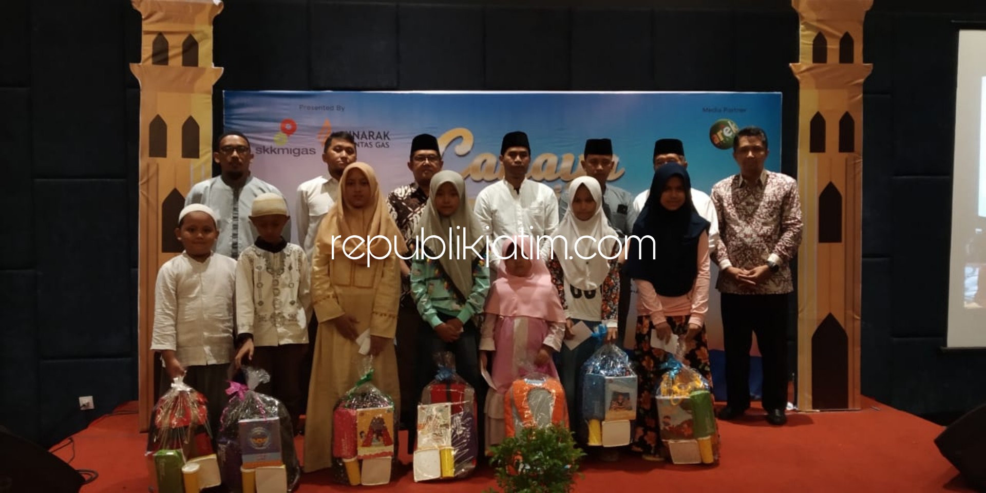 SANTUNAN - Para pejabat Minarak Brantas Inc berpose usai menyerahkan bantuan santunan kepada para penerima di Hotel Luminor Sidoarjo, Selasa (28/05/2019) petang.