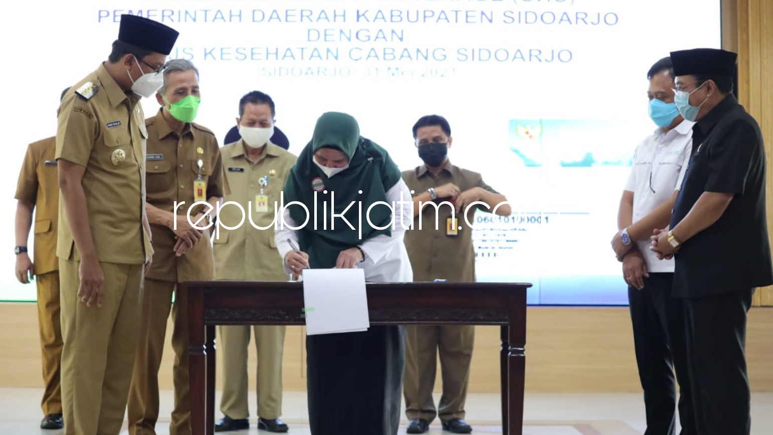 MoU - Bupati Sidoarjo, Ahmad Muhdlor Ali (Gus Muhdlor) menyaksikan penandatanganan MoU (kerjasama) Pemkab Sidoarjo diwakili Dinkes, Dinsos serta Dispendukcapil dan BPJS Kesehatan Cabang Sidoarjo di Pendopo Delta Wibawa, Senin (31/05/2021).