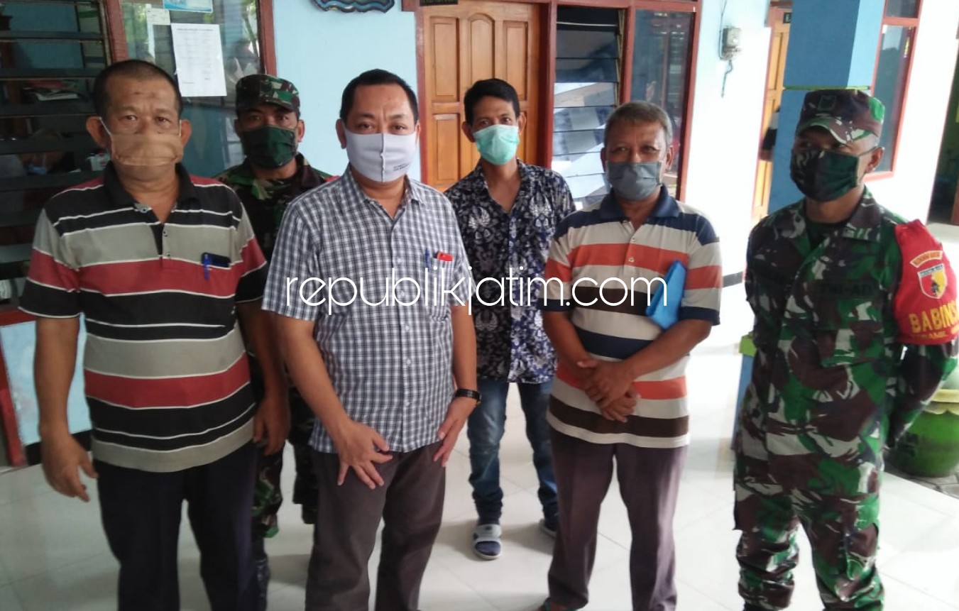 PANTAU - Camat Tulangan, Didik Widoyoko (tengah) bersama Babinsa dan petugas Desa Grinting memantau pembagian bantuan Jaring Pengaman Sosial (JPS) di Desa Grinting, Kecamatan Tulangan, Sidoarjo, Minggu (31/05/2020).