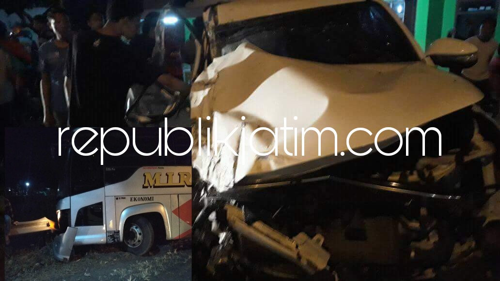 HANCUR - Fortuner warna Putih bernopol S 1429 YZ yang dikemudikan Irawan W (40) warga Perum Delta Sari Regency Nomor 24, Waru, Sidoarjo hancur usai ditabrak bus PO Mira di JL Raya Balongbendo, Sidoarjo, Rabu (30/05/2018) malam.