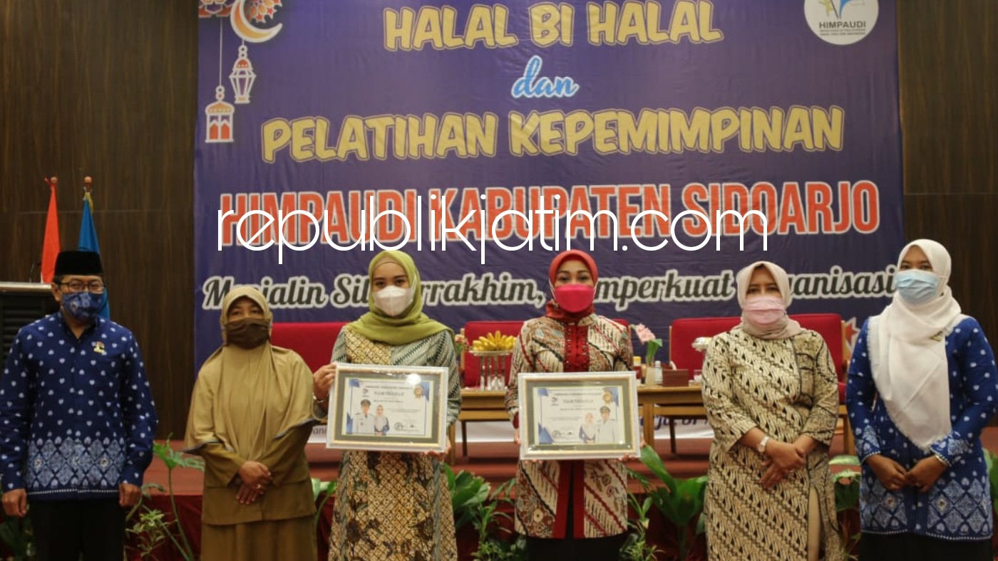 CINDERA MATA - Istri Bupati dan Wabup Sidoarjo, Sa'adah Ahmad Muhdlor Ali dan dr Sriatun menerima cindera mata dari pengurus HIMPAUDI saat acara Halal Bihalal dan Pelatihan Kepemimpinan di Fave Hotel Sidoarjo, Senin (31/05/2021).