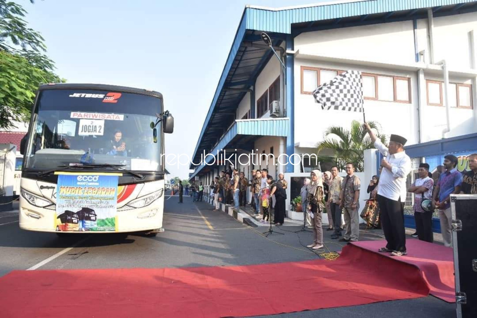 MUDIK BARENG - Bupati Sidoarjo, Saiful Ilah memberangkatkan 16 bus mudik bareng karyawan PT Ecco Indonesia dengan berbagai tujuan, Kamis (30/05/2019).