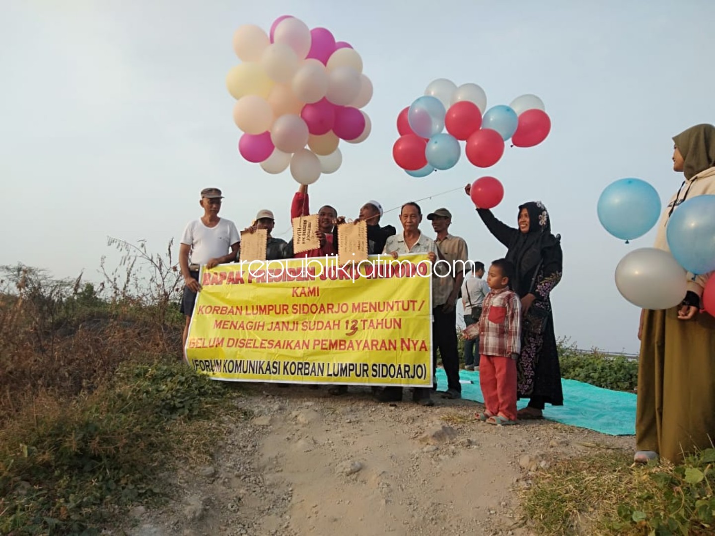 AKSI - Puluhan warga korban lumpur di Peta Area Terdampak (PAT) berkirim surat ke Presiden RI, Joko Widodo untuk segera mempercepat proses ganti rugi warga dalam peringatan 13 tahun semburan Lumpur Sidoarjo, Jumat (31/05/2019) sore.