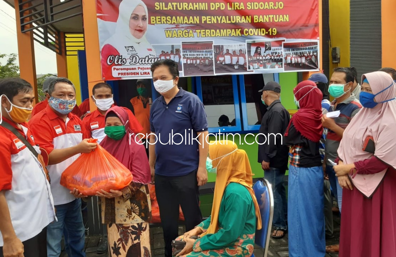 SEMBAKO - Bupati LIRA Sidoarjo, M Nizar bersama sejumlah anggotanya membagikan 260 paket sembako untuk warga terdampak Covid-19 asal Kecamatan Krian, Tarik, dan Kecamatan Balongbendo, Sidoarjo di Kantor DPD LIRA Sidoarjo, Senin (01/06/2020).