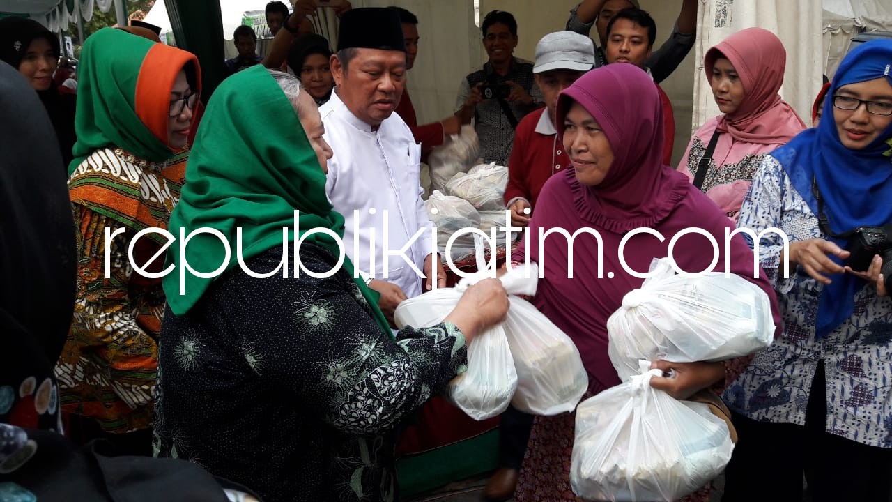 SEMBAKO MURAH - Bupati Sidoarjo, Saiful Ilah didampingi istrinya membagikan 3.000 paket sembako murah di acara Pasar Rakyat dan Bazar Ramadhan 2018 di Parkir Timur GOR Sidoarjo, Jumat (01/06/2018) sore.