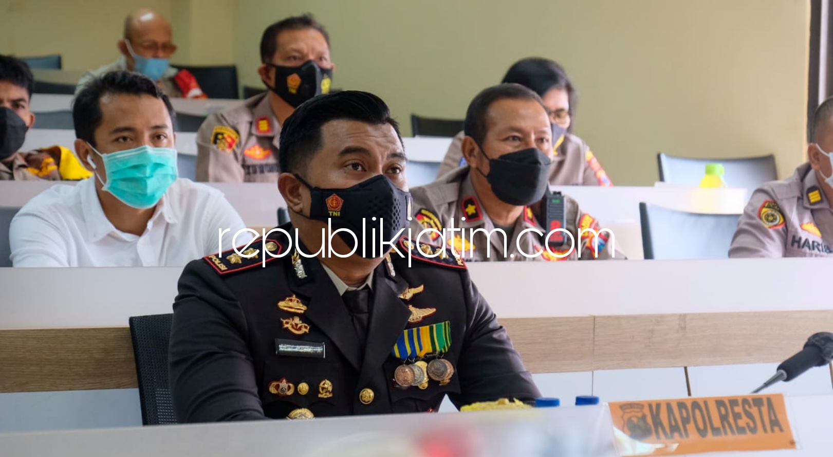 PERINGATAN - Wakapolresta Sidoarjo, AKBP Deny Agung Andriana beserta Pejabat Utama serta Kapolsek jajaran ikut peringatan Hari Lahir pancasila secara virtual di ruang Vidcon Polresta Sidoarjo, Selasa (01/06/2021).