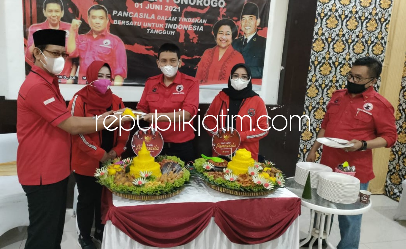 TUMPENG - DPC BMI memperingati hari lahirnya pancasila di Rumah Makan Ecco Kitchen dengan pemotongan tumpeng oleh Ketua BMI Cholik Agus Dianto dan diberikan ke Wabup Ponorogo Lisdyarita dan Sekretaris DPC PDIP Ponorogo Johan Bachtiar, Selasa (01/06/2021).
