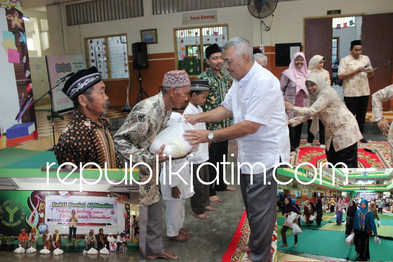 BERBAGI - Yayasan Al Muslim Sidoarjo membagikan bingkisan kepada seluruh kaum dhuafa dan anak yatim yang hadir dalam acara Doa Bersama, Sabtu (02/06/2018).