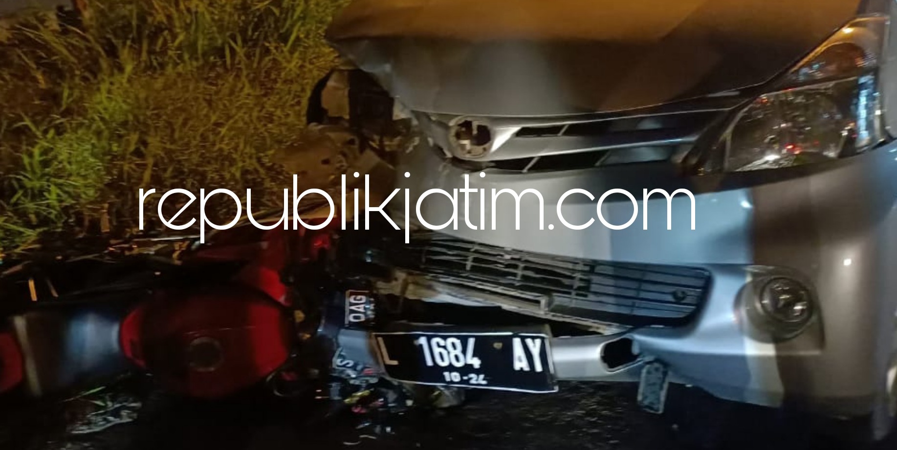 RINGSEK - Motor Yamaha R15 ringsek masuk kolong depan mobil Daihatsu Xenia usai bertabrakan di JL Raya Desa Ketajen, Kecamatan Gedangan, Sidoarjo hingga mengakibatkan seorang pengendara motor terluka berat, Selasa (01/06/2021) malam.
