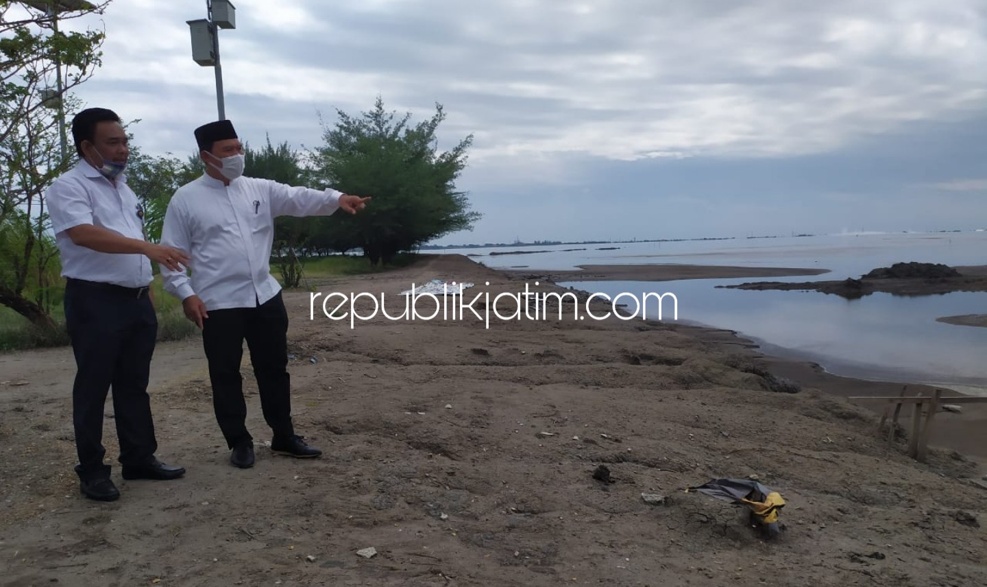 CEK - Bacabup Sidoarjo, Bambang Haryo Soekartono didamping Kabag TU PPLS, Derry Stya Mandhala mengecek semburan lumpur yang masih fluktuatif mencapai 60.000 - 100.000 meter kubik per hari, Selasa (02/06/2020).