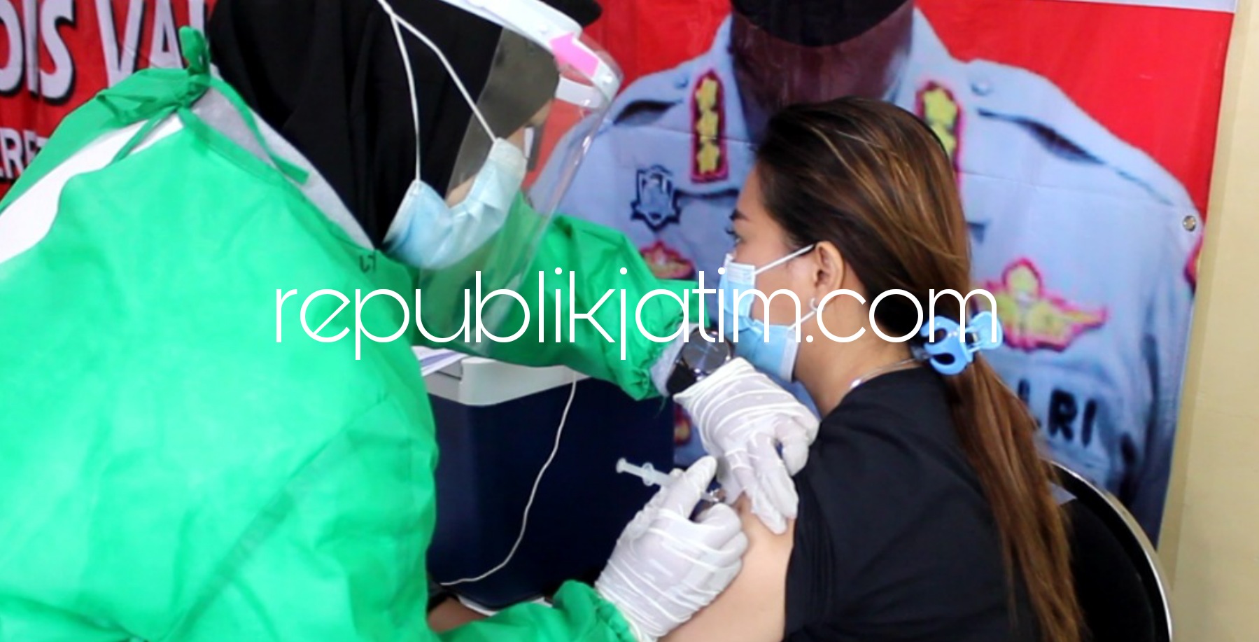 VAKSIN - Polresta Sidoarjo kembali menggelar vaksinasi Covid-19 tahap kedua bagi seluruh personel termasuk Polsek jajaran dengan bidang cakupan vaksinasi bagi ASN, PHL, Bhayangkari, PP Polri dan keluarga anggota Polri, Rabu (02/06/2021).