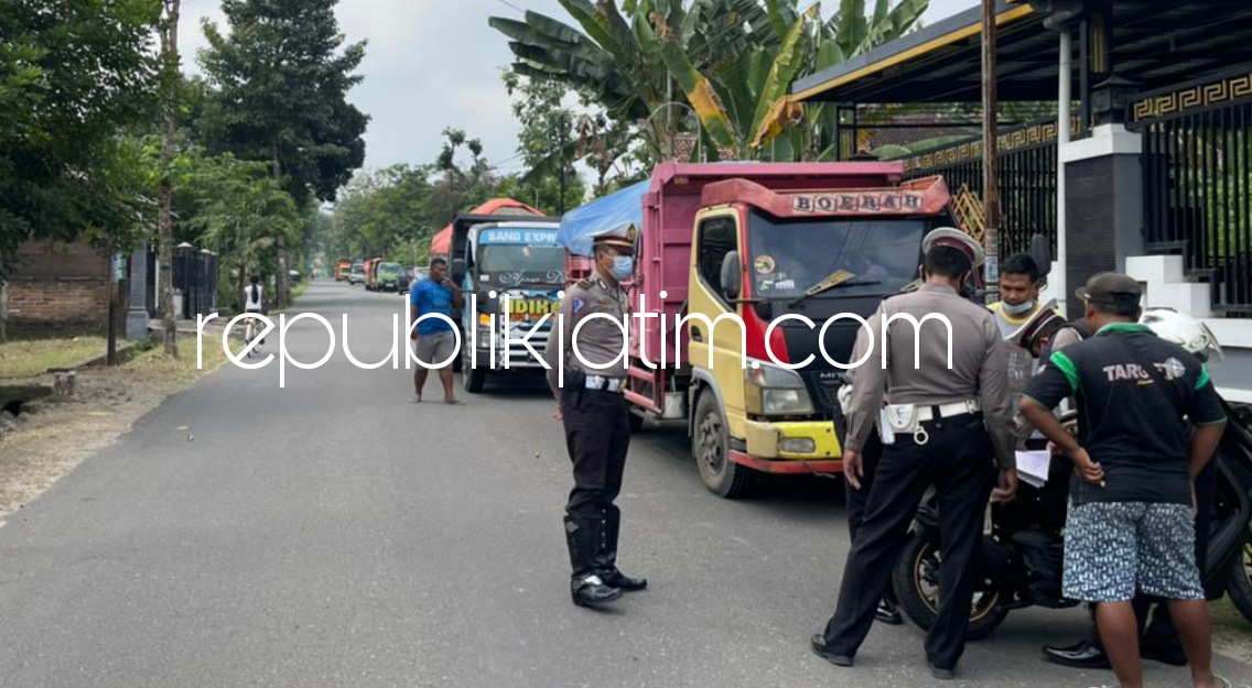 TILANG - Sebanyak 11 dump truk terjaring razia yang digelar Unit Turjawali, Satuan Lalu Lintas, Polres Ponorogo di JL Raya Sedah - Jenangan, Ponorogo, Rabu (02/06/2021). 