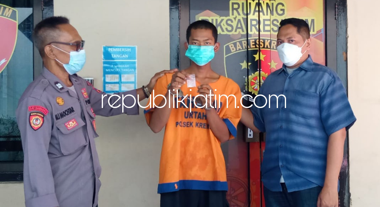 DITAHAN - Tersangka peredaran sabu-sabu, Dimas Zakaria Huzain ditahan bersama barang buktinya di Polsek Krembung, Kamis (03/06/2021).